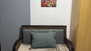 Una habitación con una cama, una puerta y un cuadro en la pared.