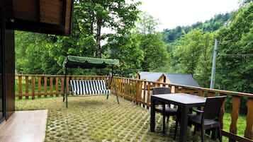 Basic Bungalow | Outdoor dining