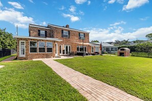 Exterior - Lake & Lark House-4BR Lakefront Retreat Downtown (Orlando)