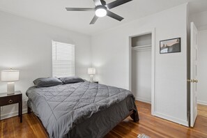 Room - Downtown 2 bedroom ranch home with hot tub, AC and all the amenities! (Colorado Springs)