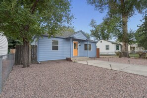 Exterior - Downtown 2 bedroom ranch home with hot tub, AC and all the amenities! (Colorado Springs)