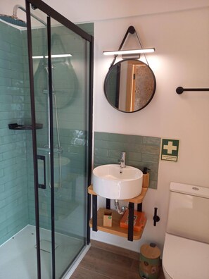 Shower, hair dryer, towels, toilet paper - Vrbo Property (Amarante)