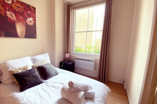 Room - Chelsea 1-Bed Flat 12 on King's Road | Sleeps 3 (Greater London)