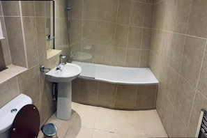 Bathroom - Chelsea 1-Bed Flat 12 on King's Road | Sleeps 3 (Greater London)