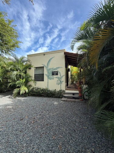 Serene private studio with 1 bedroom and 1 bathroom - walking distance to beach.