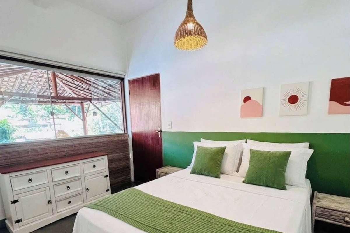 Habitación triple básica, vista al jardín | Wifi gratis 
