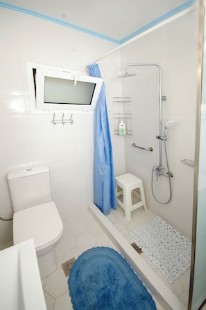 Dusche, Haartrockner, Handtücher, Seife