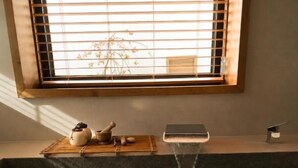 Casa básica, vista al jardín | Baño | Pantuflas 
