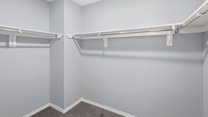 Una esquina de una habitación con una pared gris y un zócalo blanco.