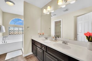 Unclassified image, 3 of 10, button - Large Master Room|City View|Bath Tub|Near Strip (Las Vegas)