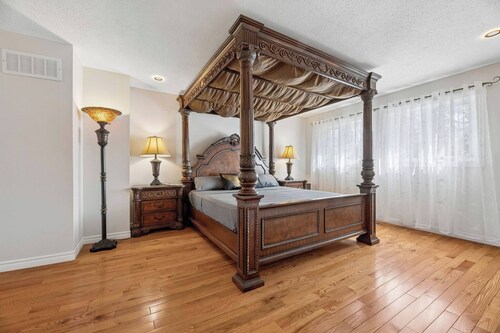 Modern Comforts, Quiet Neighborhood, Free 02 Parking