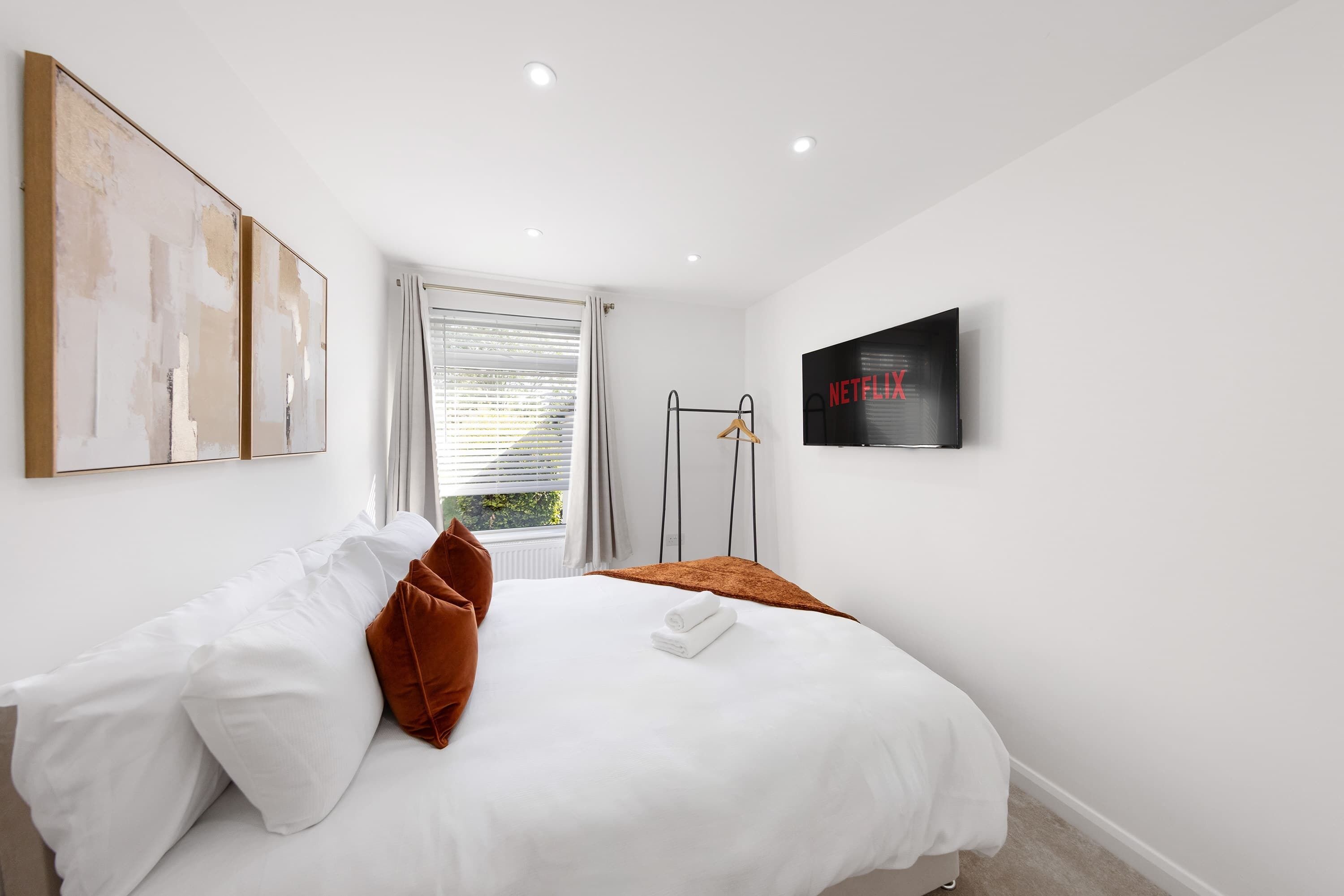 Iron/ironing board, WiFi, bed sheets