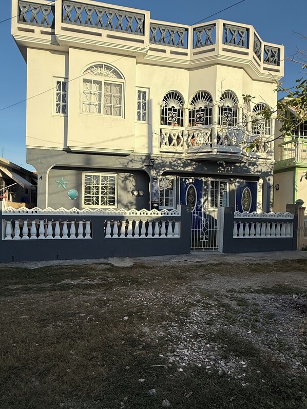 Exterior - Beautiful and updated Cozy 2 Bedroom,2 Bathroom inPeaceful Portmore,Sleeps six. (Portmore)