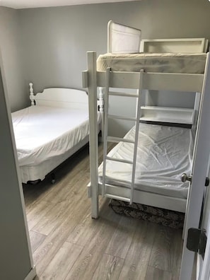 WiFi, bed sheets - Angler’s Basecamp | Last Mountain Cabin w/ Ample Boat & Trailer Parking (Dilke)