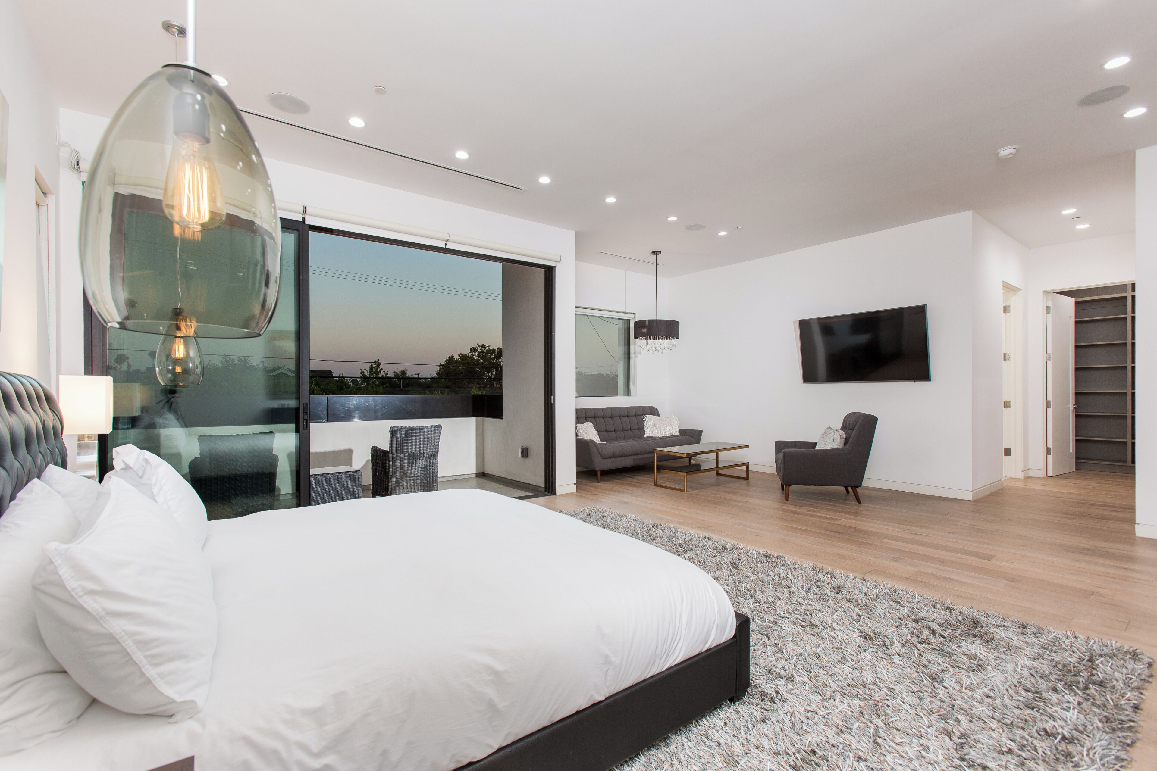 5 habitaciones, tabla de planchar con plancha, wifi y ropa de cama 