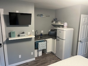 Private kitchen - A quiet country space for a weary traveler to relax, have a swim or a hot tub! (Barrière)