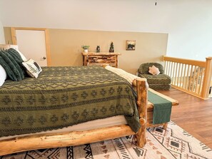 Une chambre avec un lit, une petite table, une chaise et une vue sur un balcon.