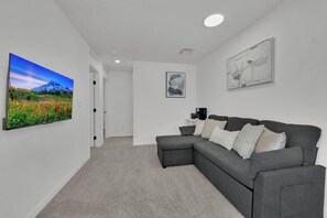 Living area - Sweet 2BR Suite｜FiberWiFi｜Near Strip｜TV in all Rms (Las Vegas)