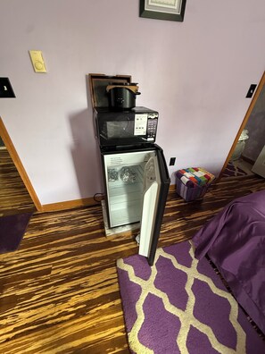 A compact kitchenette with a microwave, a small refrigerator, and a coffee maker. - 2-bedroom house in tranquil Albrightsville perfect for relaxing getaway (Albrightsville)