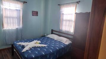 Iron/ironing board, WiFi, bed sheets