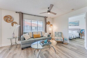 Ein Wohnzimmer mit Sofa, Couchtisch und Dekorationselementen.