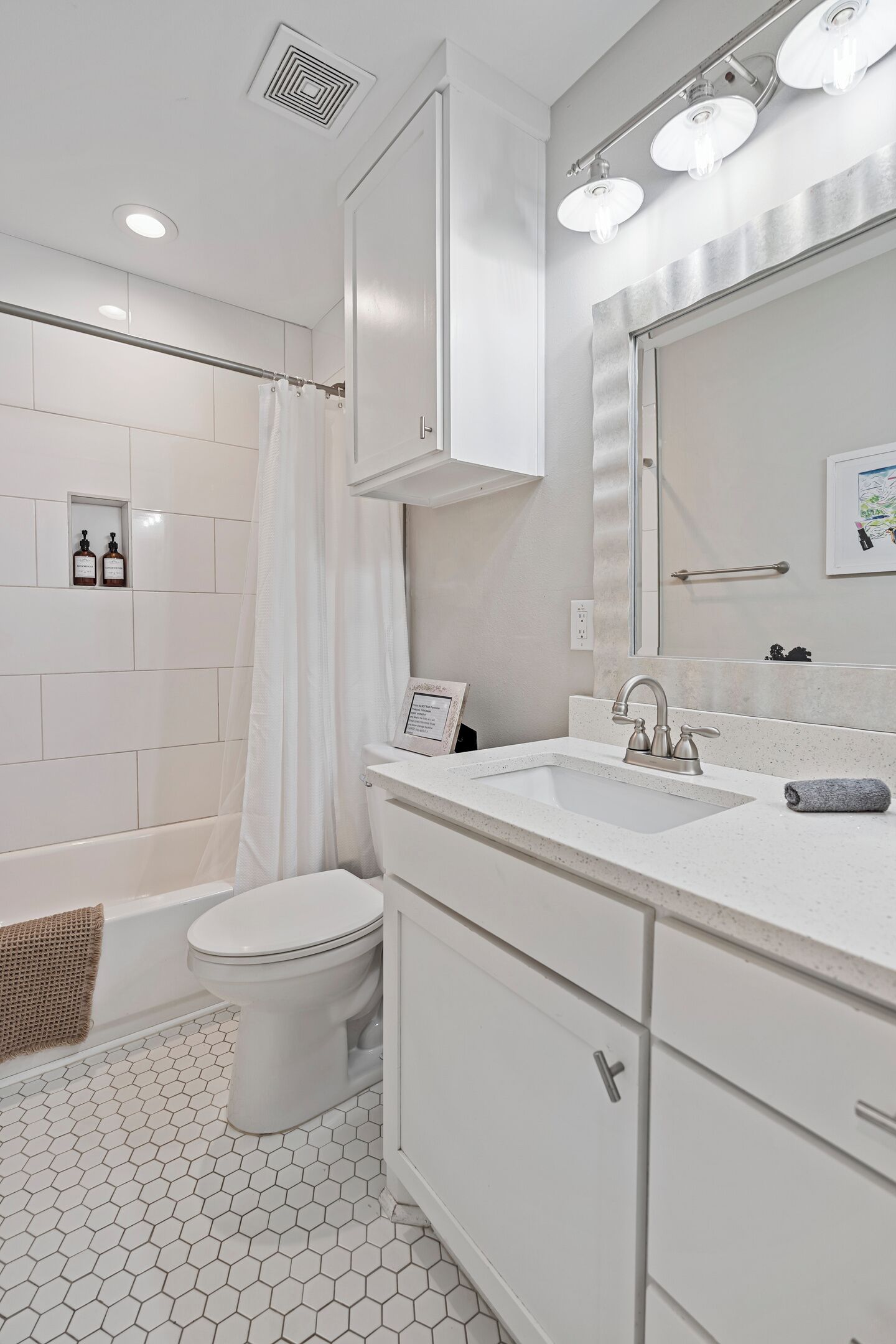 Ein modernes Badezimmer mit Toilette, Waschbecken und Duschbereich.