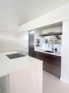Private kitchen - Historic 1954 Bubble House in Hobe Sound - 1 Mile from the Beach (Hobe Sound)