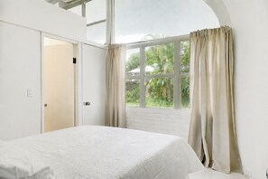 Room - Historic 1954 Bubble House in Hobe Sound - 1 Mile from the Beach (Hobe Sound)