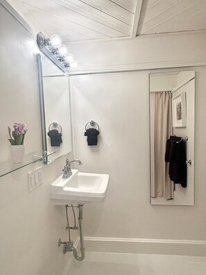 Bathroom - Historic 1954 Bubble House in Hobe Sound - 1 Mile from the Beach (Hobe Sound)