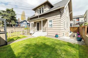 Unclassified image, 2 of 19, button - 2 BDR Modern & Cozy, Pet and Family Friendly Garden Bungalow in Ballard (Seattle)