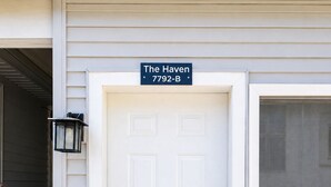 Eine weiße Tür mit einem Schild, auf dem 'The Haven 7792-B' steht.