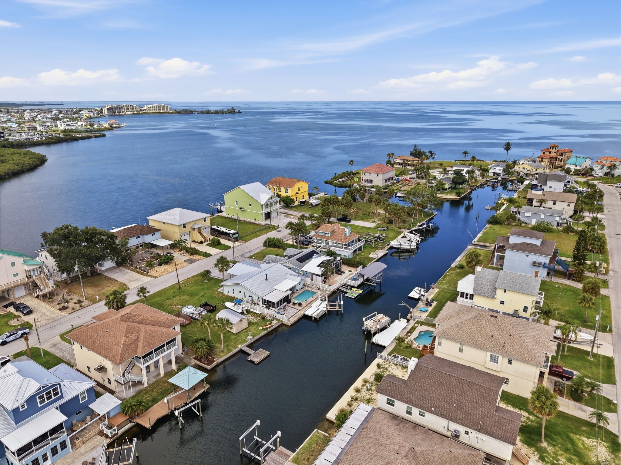Una zona residencial con casas, un puerto deportivo y una masa de agua.