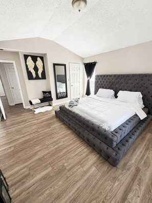 Unclassified image, 2 of 19, button - Charming 3-bedroom house with AC in pleasant Riverdale (Riverdale)