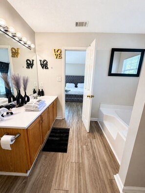 Unclassified image, 4 of 19, button - Charming 3-bedroom house with AC in pleasant Riverdale (Riverdale)