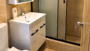 Dusche, kostenlose Toilettenartikel, Handtücher, Seife