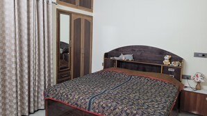 2 Schlafzimmer, Schreibtisch, Bügeleisen/Bügelbrett, kostenloses WLAN