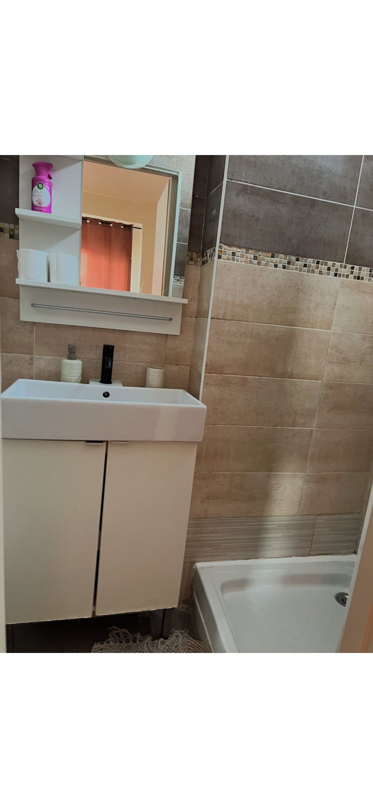 Een douche, zeep, toiletpapier