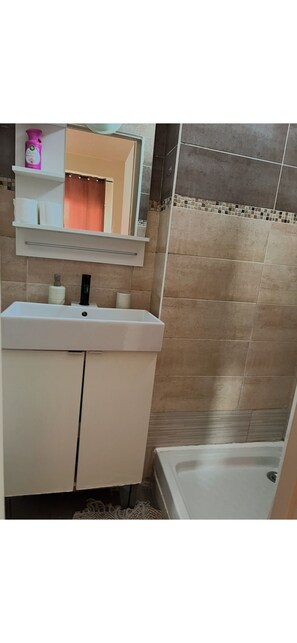 Bathroom - Vrbo Property (Corbeil-Essonnes)