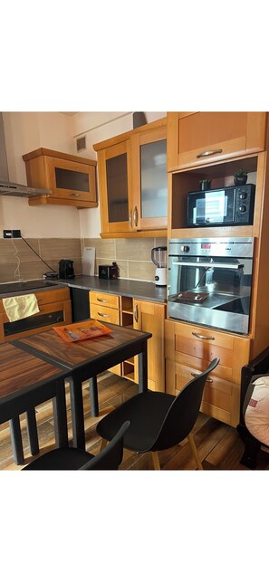 Private kitchen - Vrbo Property (Corbeil-Essonnes)