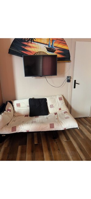 Living area - Vrbo Property (Corbeil-Essonnes)