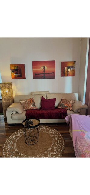 Living area - Vrbo Property (Corbeil-Essonnes)