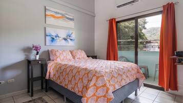 Tabla de planchar con plancha, wifi, ropa de cama
