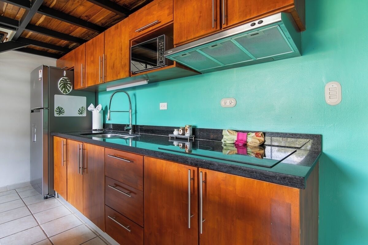 Coffee/tea maker, fridge, microwave, oven