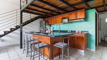 Cafetera o tetera, frigorífico, microondas y horno