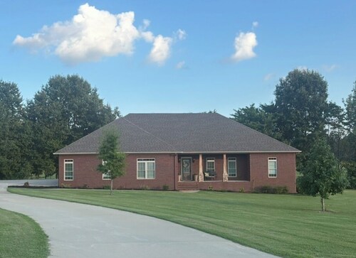 Hidden Hill Retreat - sleeps 8 - near UTM campus - 5 minutes from downtown