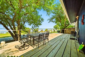 Outdoor dining - Lakefront Blue Dream Home with Deck (Little Elm)