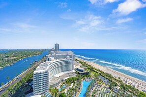 A resort with a pool, beachfront, and a view of the ocean. - Stunning Ocean View Studio at Tresor Fontainebleau Miami Beach (Miami Beach)
