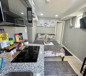 Private kitchen - Luxury Cozy Suite •  Philly • Airport • Free parking (Upper Darby)