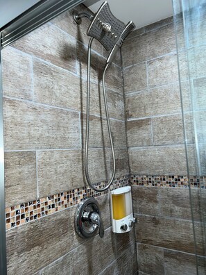 Shower, hair dryer, towels, soap - Luxury Cozy Suite •  Philly • Airport • Free parking (Upper Darby)