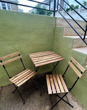 Outdoor dining - Luxury Cozy Suite •  Philly • Airport • Free parking (Upper Darby)